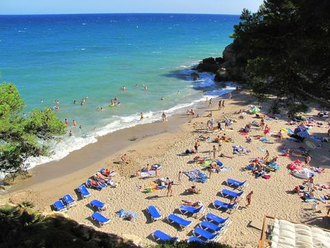 Een strand in de regio Costa Dorada