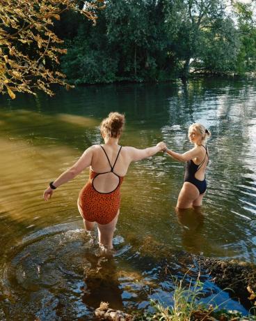 UK, Buckinghamshire, Hurley, vrouwen wild zwemmen in de rivier de Theems