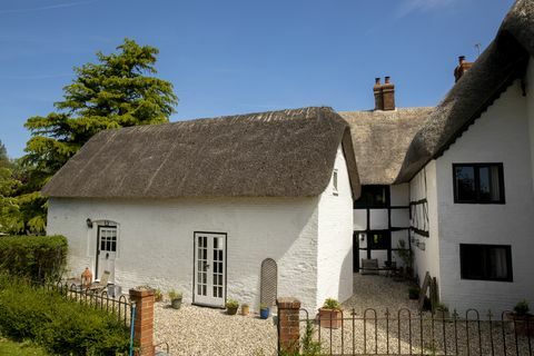 historisch huisje met rieten dak te koop in Wiltshire