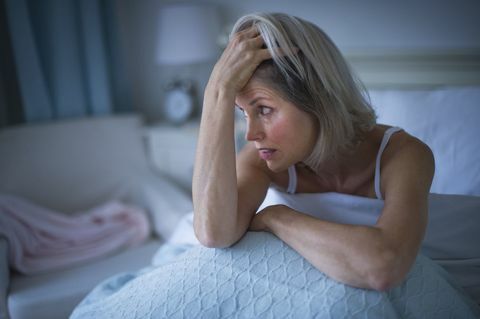 Een vrouw die wakker wordt en zich zorgen maakt