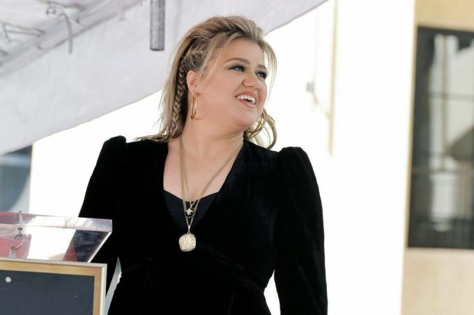 los angeles, californië 19 september kelly clarkson wordt geëerd met een ster op de hollywood walk of fame op 19 september 2022 in los angeles, californië foto door kevin wintergetty images