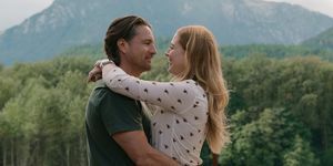 Martin Henderson als Jack Sheridan, Alexandra Breckenridge als Mel Monroe in aflevering 404 van Virgin River