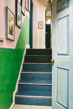 blauw geschilderde trap in het huis van annie sloan in oxford