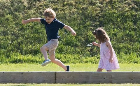 Prince George en Princess Charlotte Speel met Kate Middleton