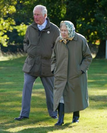 crathie, verenigd koninkrijk 1 oktober koningin elizabeth ii en prins charles, prins van wales bekend als de hertog van rothesay wanneer in schotland lopen naar het balmoral landgoed cricket paviljoen om markeer de start van het officiële plantseizoen voor de koninginnen groene luifel qgc op het balmoral landgoed op 1 oktober 2021 in de buurt van crathie, schotland de qgc is een platina jubileum in het VK initiatief dat een blijvende erfenis zal creëren ter ere van de koninginnen 70 jaar dienst aan de natie, via een netwerk van bomen geplant in haar naam foto door andrew milligan wpa poolgetty-afbeeldingen