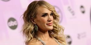 Carrie Underwood met roze achtergrond