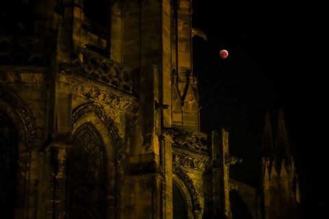 FRANKRIJK-ASTRONOMIE-ECLIPSE-MOON-MILIEU-Lune