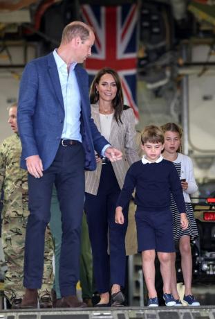 britains prince louis of wales 2r, britains catherine, princess of wales 2l, britains prince william, prince of wales l en britains princess charlotte of wales r loop de helling af van een c17 tijdens een bezoek aan de air tattoo op Raf Fairford op 14 juli 2023 in Fairford, Midden-Engeland foto door chris jackson pool afp foto door chris jacksonpoolafp via getty images