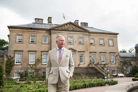 Prins Charles buiten Dumfries House