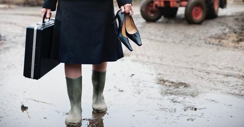 vrouw uit kantoor op boerderij