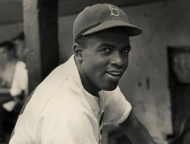 circa 1945 een portret van de brooklyn dodgers infielder jackie robinson in uniform foto door hulton archivegetty images