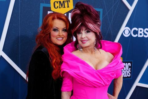 nashville, tennessee 11 april wynonna judd en naomi judd of the judds wonen de 2022 cmt music awards bij op nashville gemeentelijke auditorium op 11 april 2022 in nashville, tennessee foto door jeff kravitzgetty afbeeldingen voor cmt