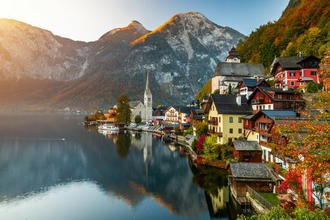 zonsopgangmening van beroemd hallstatt-bergdorp met hallstatter-meer, oostenrijk