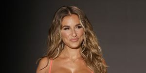 jessie james decker loopt catwalkshow in roze bikini en gouden hakken