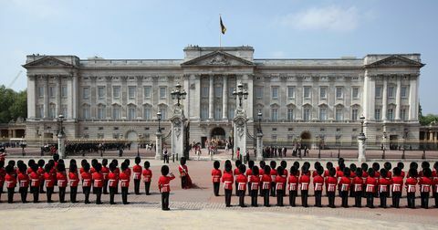 de koningin woont de staatsopening van het parlement bij