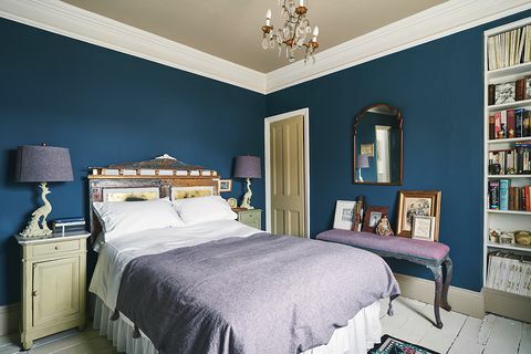humeurige blauwe en paarse slaapkamer in het huis van annie sloan in oxford