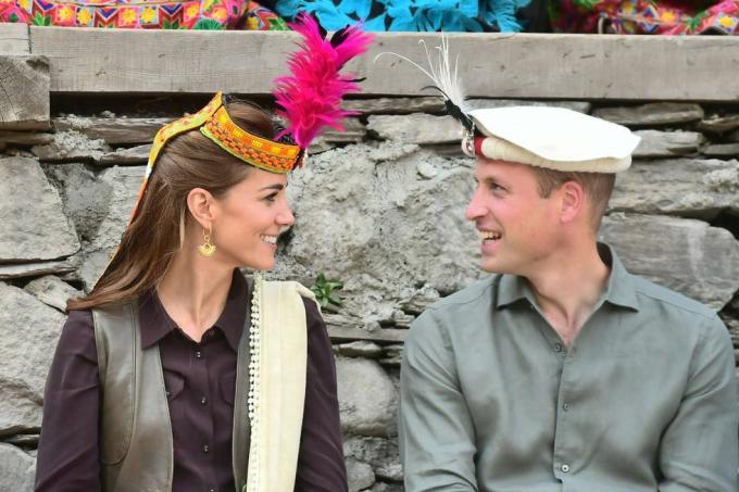 chitral, pakistan 16 oktober prins william, hertog van cambridge en catherine, hertogin van cambridge bezoeken een nederzetting van het kalash-volk, om leer meer over hun cultuur en uniek erfgoed, op 16 oktober 2019 in chitral, pakistan hun koninklijke hoogheden de hertog en hertogin van Cambridge is tussen 14 en 18 oktober op bezoek in Pakistan op verzoek van het Foreign and Commonwealth Office foto door samir husseinwireafbeelding