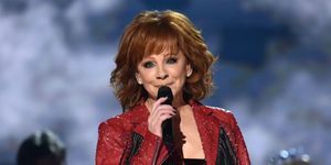 las vegas, nevada 07 april gastheer reba mcentire treedt op op het podium tijdens de 54e academy of country music awards bij mgm grand garden arena op 07 april 2019 in las vegas, nevada foto door jeff kravitzacma2019filmmagic voor acm