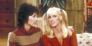 Joyce Dewitt als Janet Wood en Suzanne Somers als Chrissy Snow in scène uit Three's Company 1979