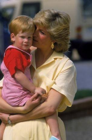 Prins Harry begint over het verliezen van zijn moeder, prinses Diana