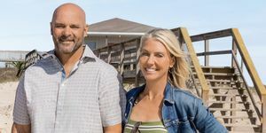 zoals te zien op hgtv's battle on the beach seizoen 2, mentoren alison victoria, ty pennington en taniya nayak poseren op het strand met juryleden bryan en sarah baeumler promoportret