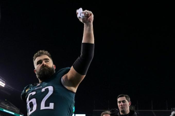 Philadelphia, pa 21 januari Jason Kelce 62 van de Philadelphia Eagles reageert tegen de New York Giants tijdens de NFC afgesplitste play-offwedstrijd op Lincoln Financial Field op 21 januari 2023 in Philadelphia, Pennsylvania, foto door Mitchell leffgetty-afbeeldingen