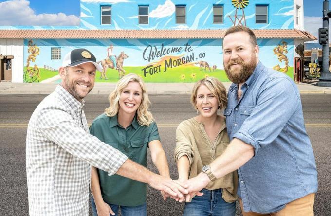 zoals te zien bij de overname van de geboorteplaats, poseren Ben en Erin Napier voor een foto met partners Dave en Jenny Mars in het centrum van Fort Morgan, Colorado