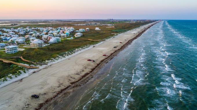 Padre Island een kleurrijke avond op het strand Luchtfoto drone uitzicht over de golven Padre Island Texas Gulf Coast Paradise Escape Secret