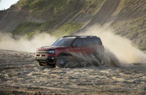 de geheel nieuwe broncosport maakt een opwindend offroad-rijden met hoge snelheid mogelijk dankzij een beschikbare 20 liter ecoboost®-motor met segment beste pk's en koppel pre-productiemodel afgebeeld