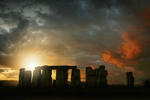 Zon die over Stonehenge, Wiltshire, het Verenigd Koninkrijk toeneemt