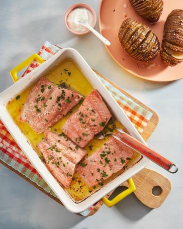 in boter gebakken zalm met hasselback-aardappelen van castiron