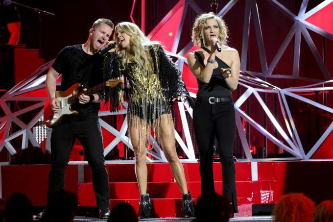 Carrie Underwood treedt op op het podium tijdens de 56e jaarlijkse CMA Awards in de Bridgestone Arena op 9 november 2022 in Nashville, Tennessee foto door Michael Loccisanogetty Images