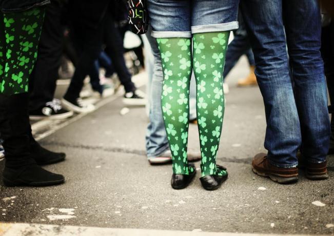 st patricks day parade-foto gericht op damespanty's met groene klaverpatroon gecombineerd met denim cut-offs, zou je kunnen zeggen 'going green today'