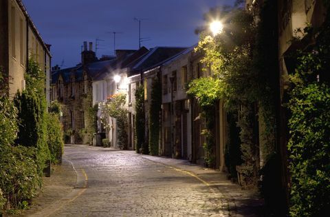 Een romantisch uitzicht op een oude straat in Edinburgh, de hoofdstad van Schotland