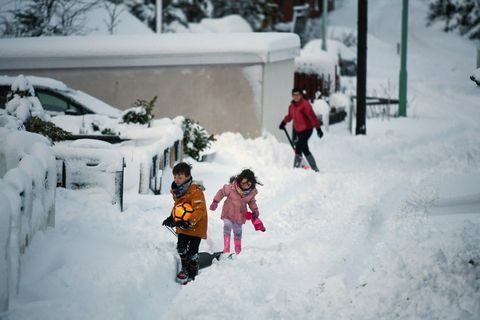 kinderen slee sneeuw in Schotland