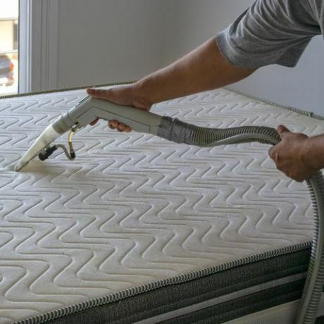 hoe een matras schoon te maken