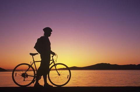 Fietsen op strand silhouet