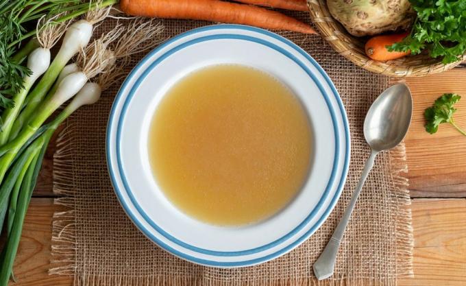 Kippenbottenbouillon in een bord met groenten