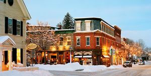 een straat met gebouwen en sneeuw in Woodstock Vermont