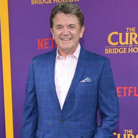 acteur john michael higgins woont de speciale vertoning van netflixs the curse of bridge hollow in los angeles bij in het netflix tudum theater