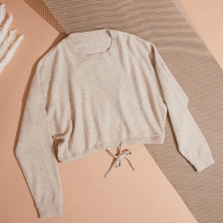 De cropped sweater met trekkoord in de taille