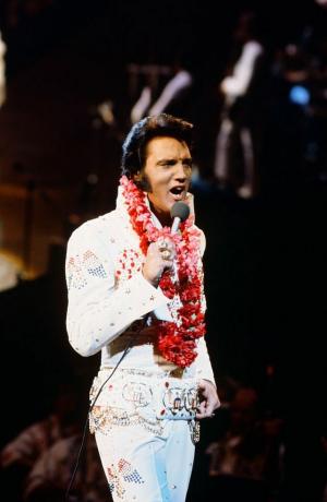Elvis Aloha uit Hawaï beeldde Elvis Presley af tijdens een live optreden in Honolulu International Centre in Honolulu, Hawaï op 14 januari 1973 voor zijn nbc special photo door gary nullnbcu photo banknbcuniversal via getty images via getty afbeeldingen