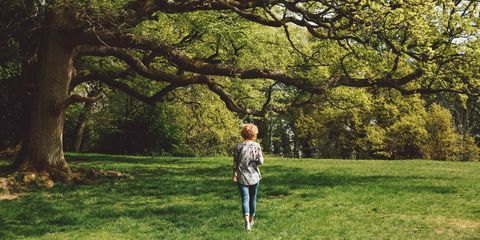 vrouw wandelen in de natuur