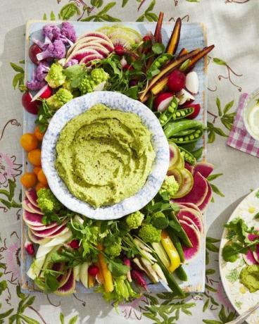 lente crudités bord met witte boon en erwten dip, een recept voor duurzaam voedsel