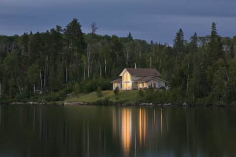 Huis naast bos en meer