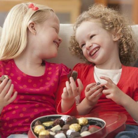 Blanke meisjes eten Valentijnsdag snoep