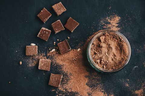 Hoge Hoekmening Van Chocolade Op Tafel