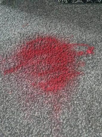 Cleaning Hack laat zien hoe lippenstiftvlekken van tapijt te verwijderen