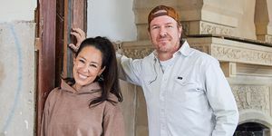 hosts chip en joanna gaines zoeken vloervlekken en plaatsen geïmporteerde oven, zoals te zien op fixer upper the castle qxpk 100