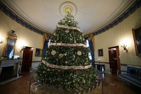 witte huis kerstboom in blauwe kamer